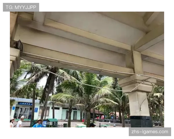 大雨中，皇马工作人员为场边摄影记者紧急搭建雨棚